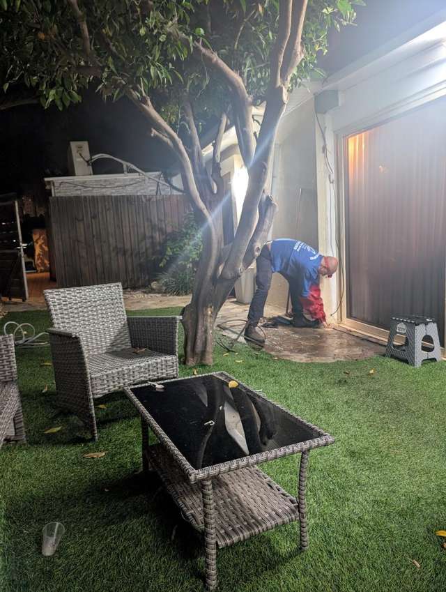 אינסטלטור בקריאת חירום בלילה